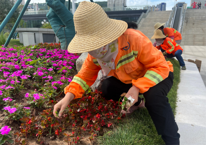 宝鸡市广场管理中心金年会官方网站入口：战酷暑 送清凉 保平安 守一线(图1)